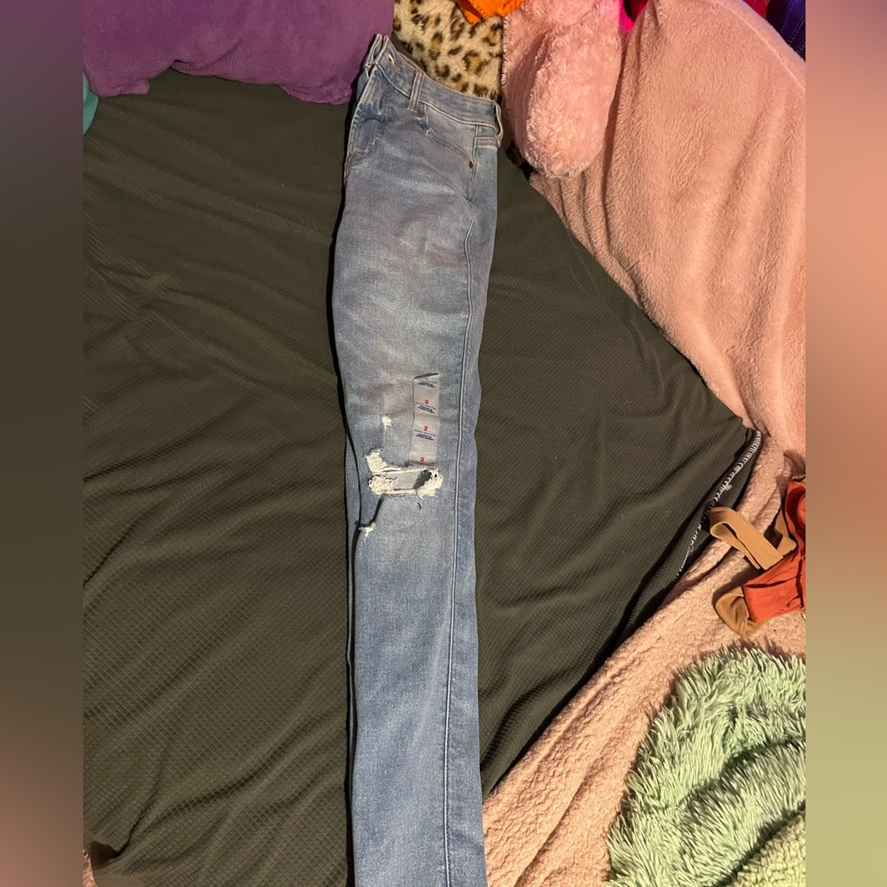 Old Navy, size 2, Rockstar Super Skinny Jeans, with rips. AMAZING CONDITION!!!